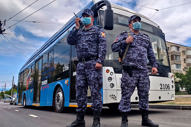 В Севастополе сотрудники Росгвардии задержали устроившего драку в троллейбусе мужчину